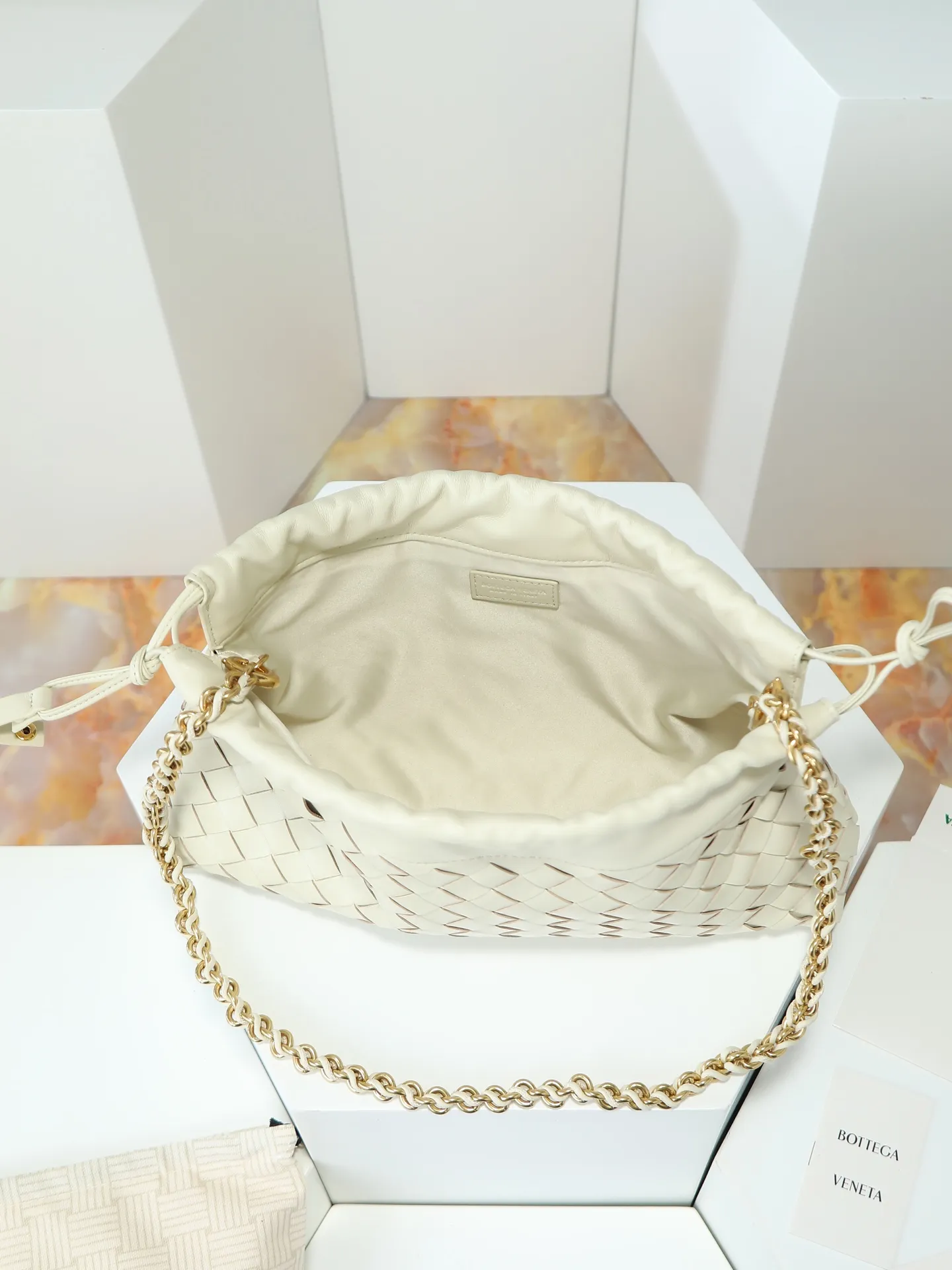 p1600. BOTTEGA VENETA 2025 new women's Dustbag Notte clutch. Dustbag, which has been very popular since its launch, has a chain clause! ! The hand-carrying method is reminiscent of the classic bag type Pouch , light and elegant, the retained drawstring design can be used as a bag, and the chain is longer, which is very suitable for sisters who like to carry their hands cross-body with their hands free. No matter which way you carry it, you can change the way you carry it according to the occasion and your mood of the day, which can make the overall outfit more fashionable🪄🪄The body of the bag has also been widened. It is the rainy season and the weather is hot, so it can easily accommodate small umbrellas and water bottles. The interior is made of nylon, which is light and comfortable to carry, and is very suitable for summer use. Style number: 839394 Size: 33*19*8cm